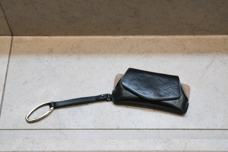 bea mombaers spectacle case black