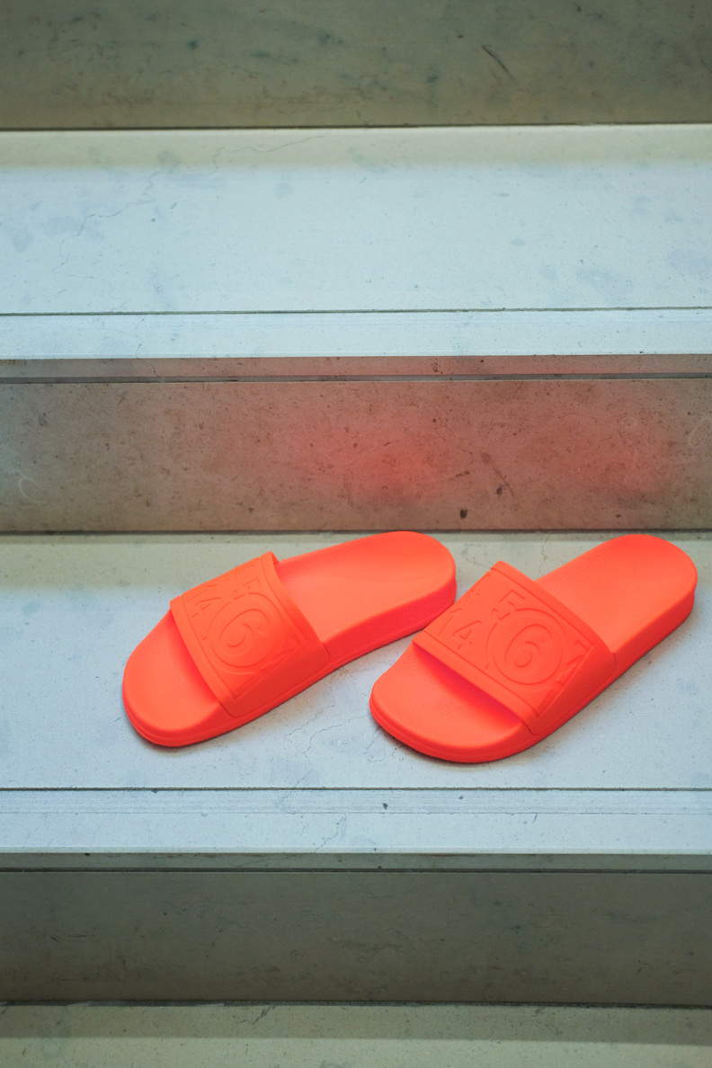 maison margiela mm6 s59wx0060 slipper neon orange