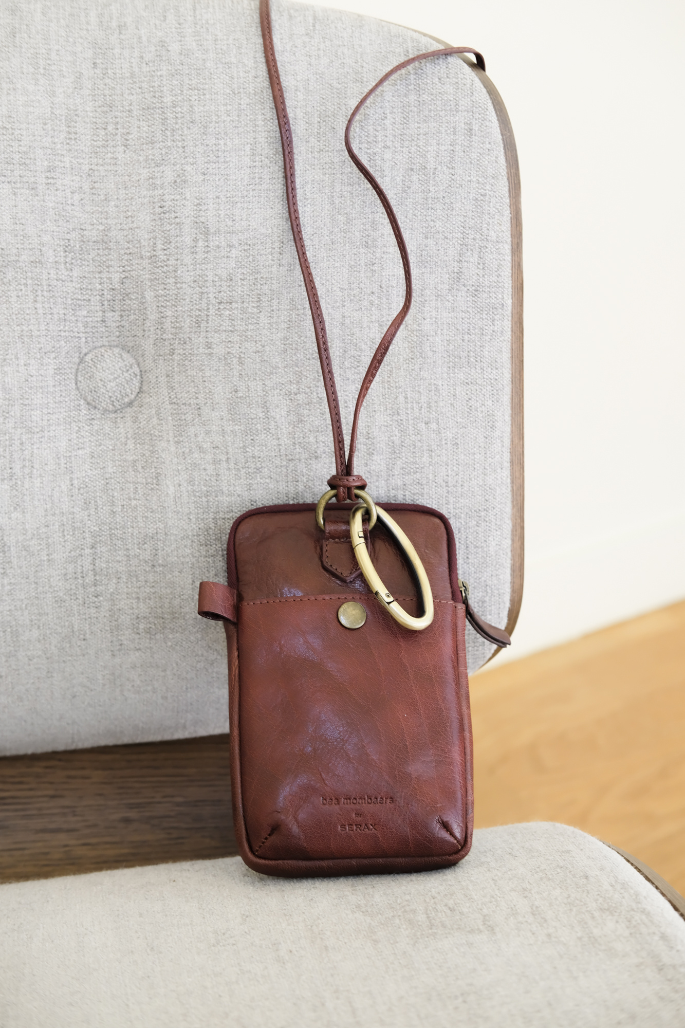 bea mombaers phone pocket red