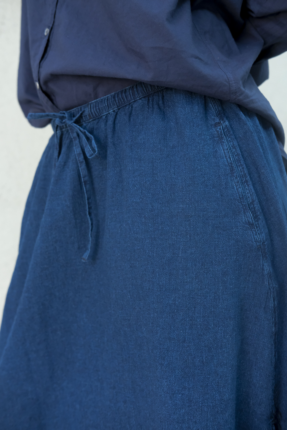 closed slit skirt dark blue