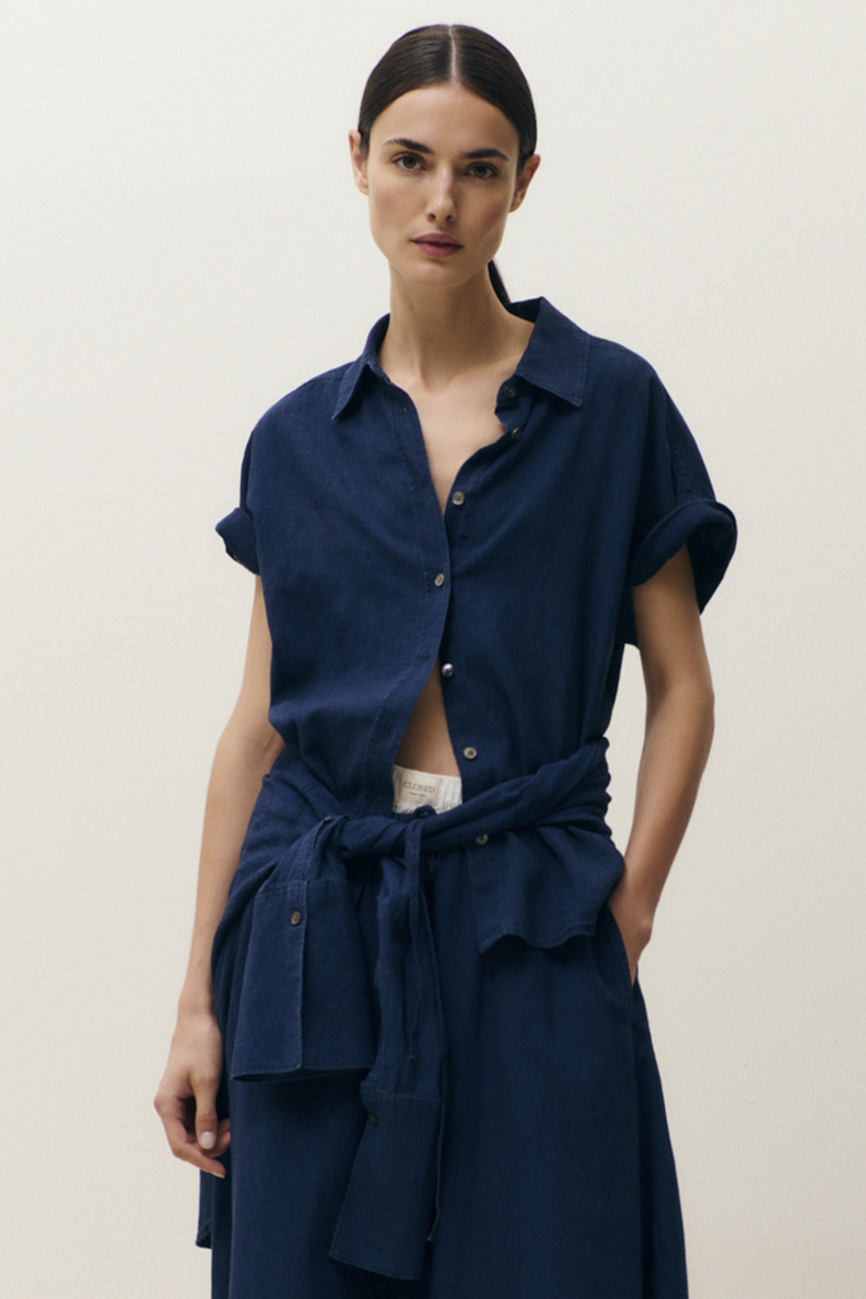 closed sleeveless shirt dark blue