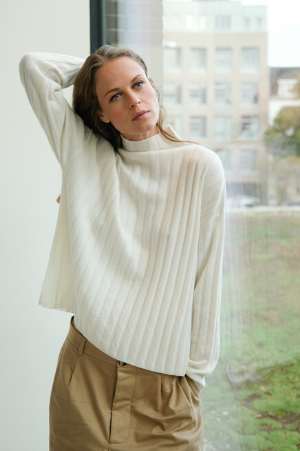 lisa yang inga sweater cream